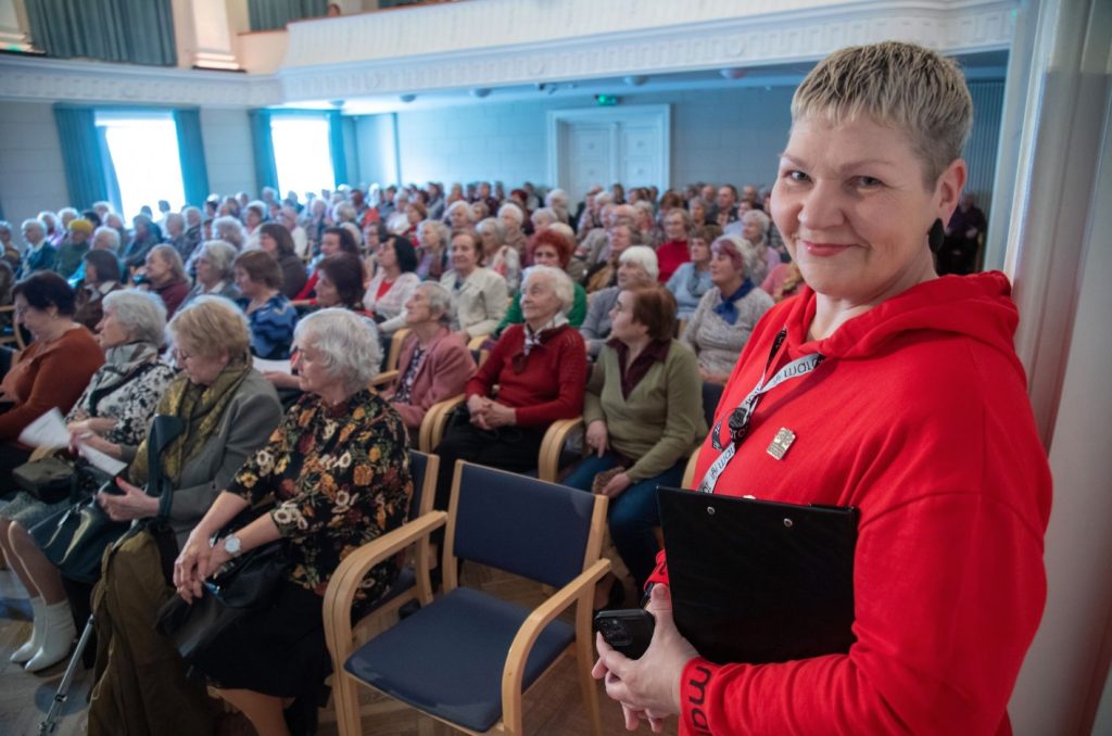 Fotol on Piret Aus esiplaanil. Tagaplaanil Väärikate ülikooli kohtumine Viljandi Sakala kultuurikeskuses